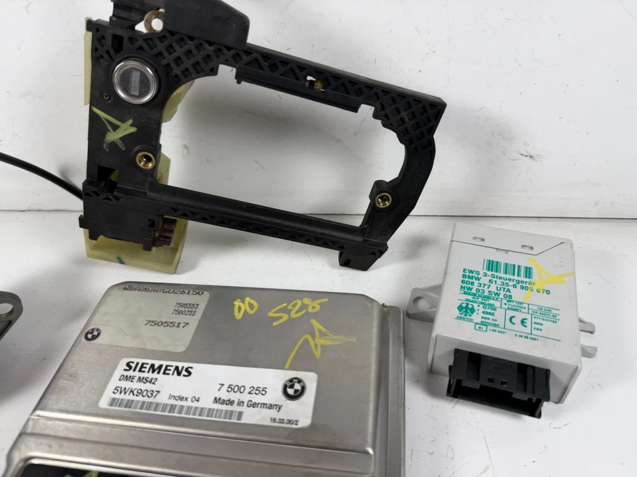 1999-00 BMW e39 528i ENGINE DME ECU EWS TUMBLER KEY 7500255
