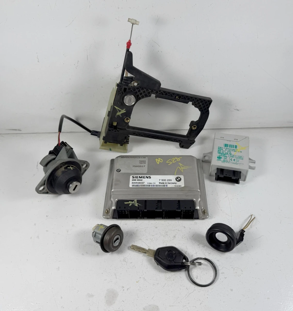 1999-00 BMW e39 528i ENGINE DME ECU EWS TUMBLER KEY 7500255