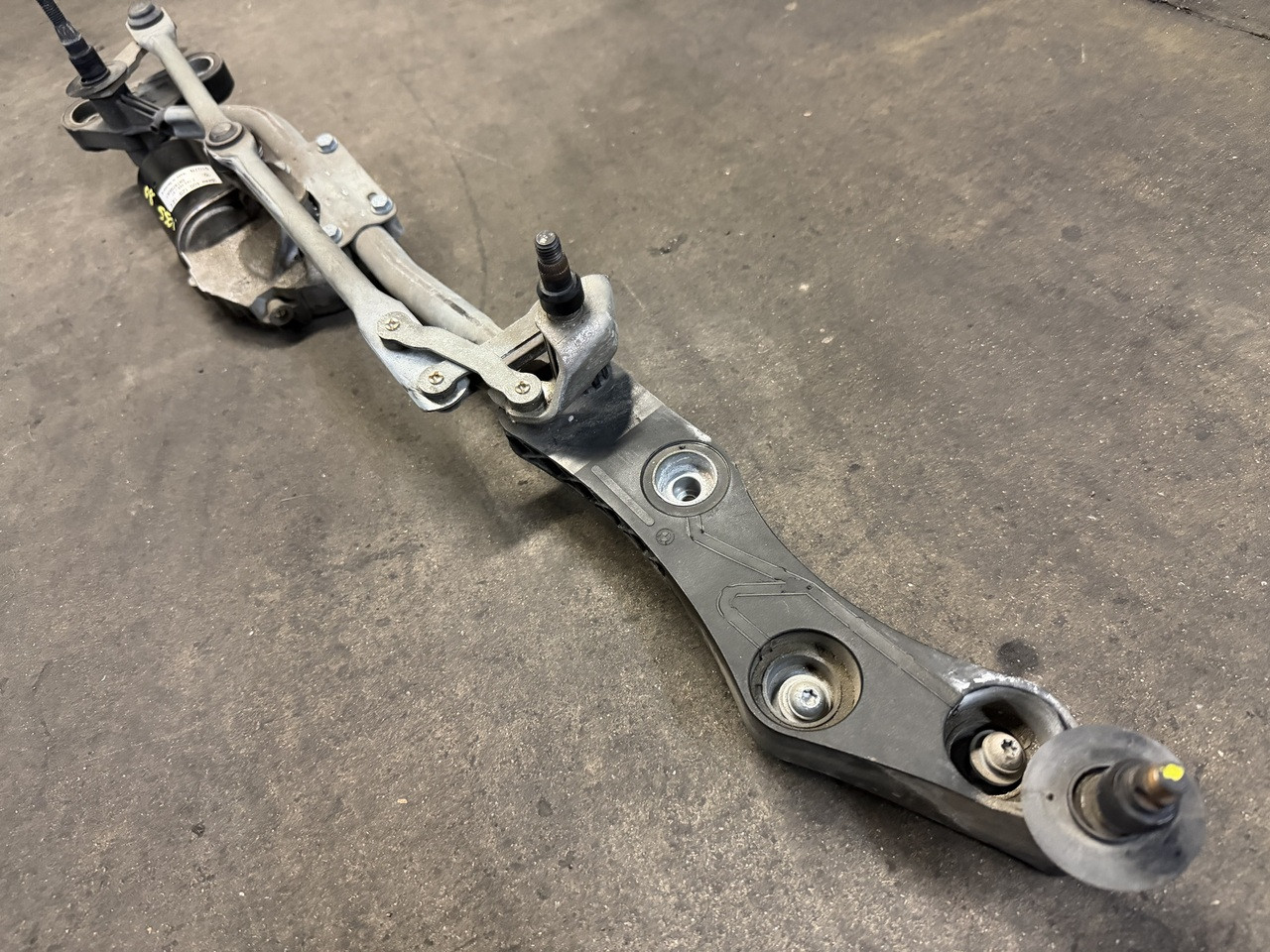 FRONT WINSHIELD WIPER LINKAGE BMW E60 550i 535i 528i 530i 7193995