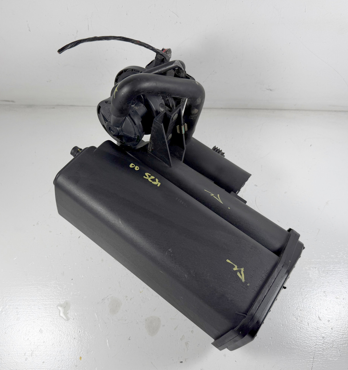 LEAK DETECTION PUMP FUEL VAPOR CHARCOAL FILTER 1999-00 BMW E39 528i 1183573