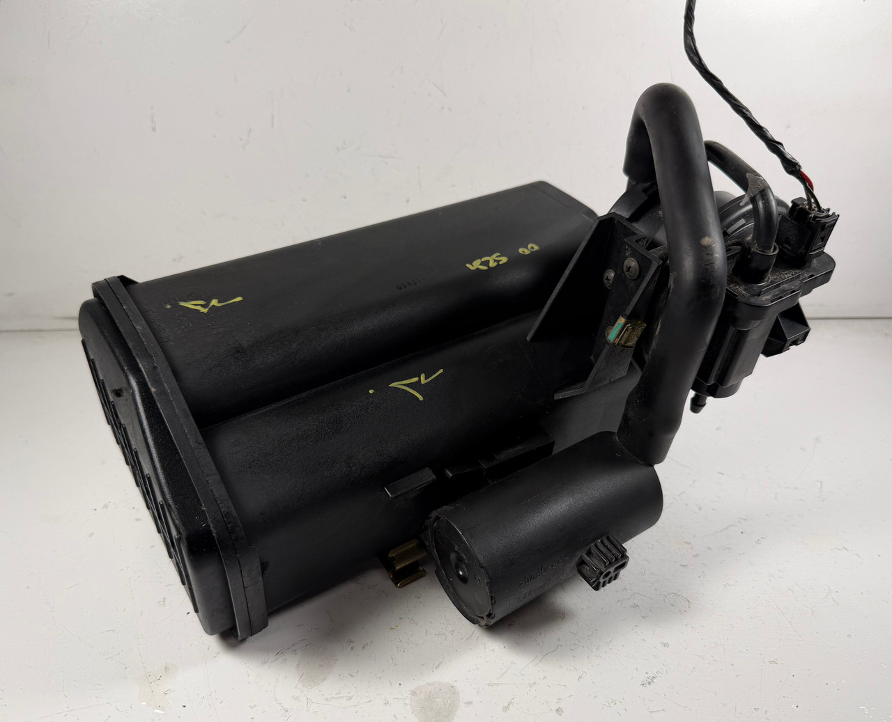 LEAK DETECTION PUMP FUEL VAPOR CHARCOAL FILTER 1999-00 BMW E39 528i 1183573