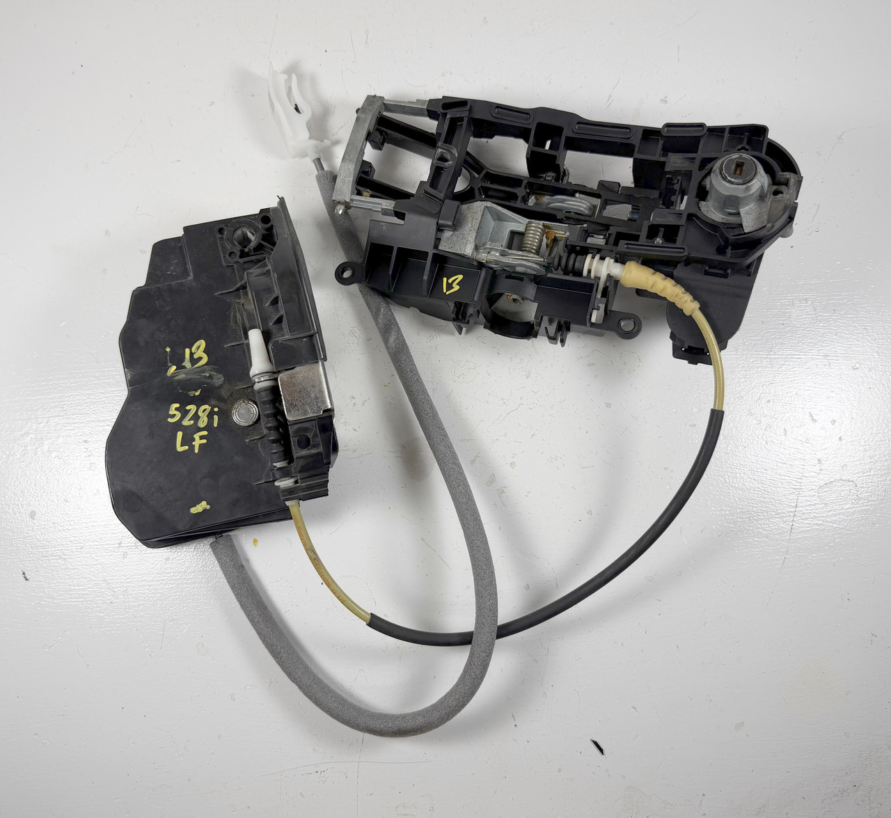 DRIVER FRONT COMFORT DOOR HANDLE CARRIER W/ ACTUATOR BMW F10 550i 535i 528i