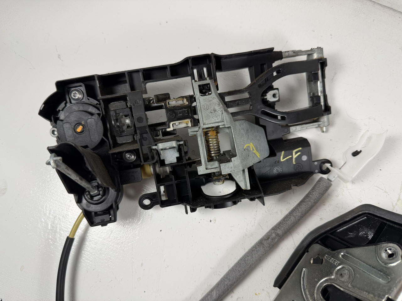 DRIVER FRONT COMFORT DOOR HANDLE CARRIER W/ ACTUATOR BMW F10 550i 535i 528i