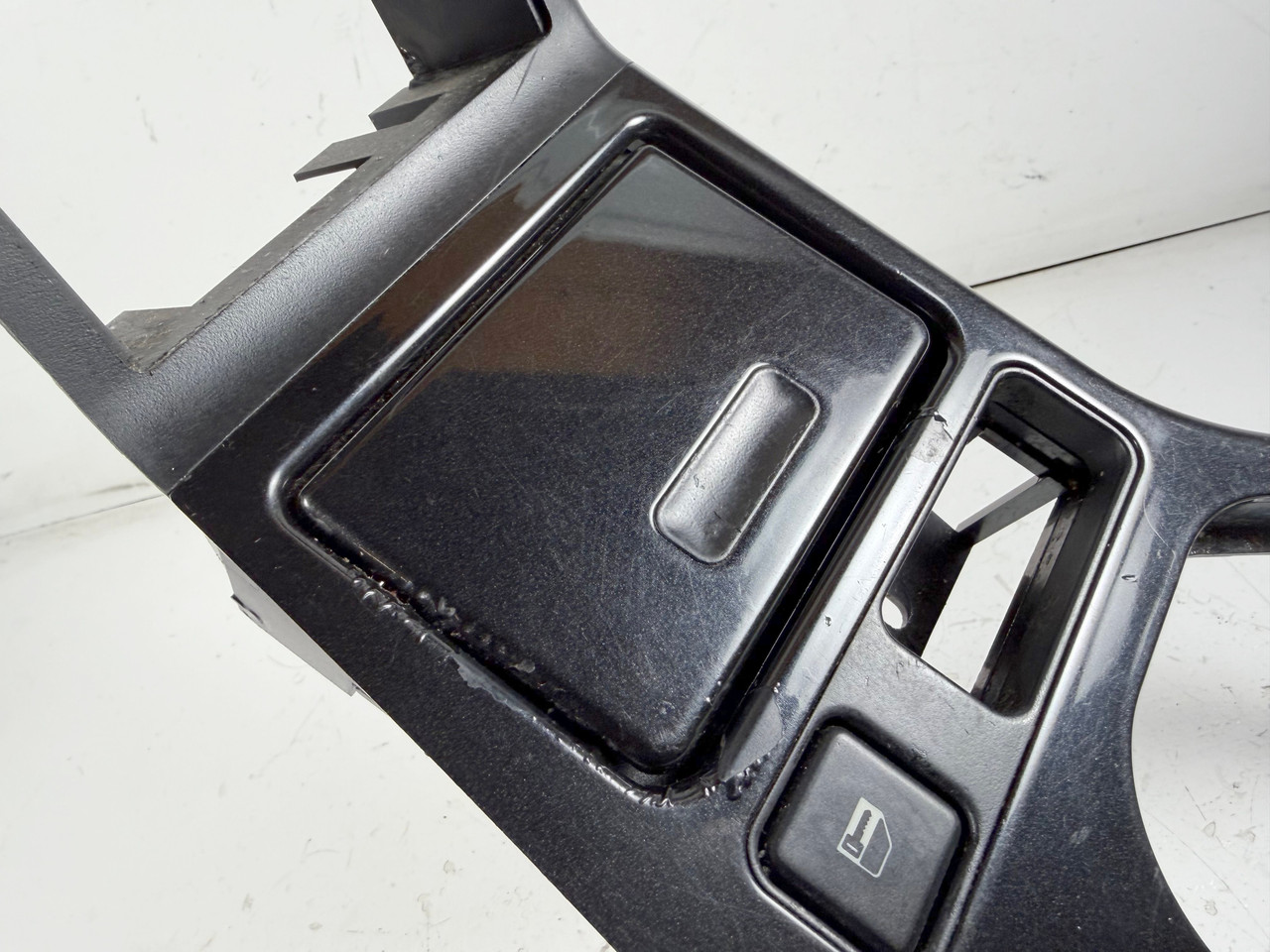 CENTER CONSOLE SHIFT PLATE BMW e39 540i 530i 525i