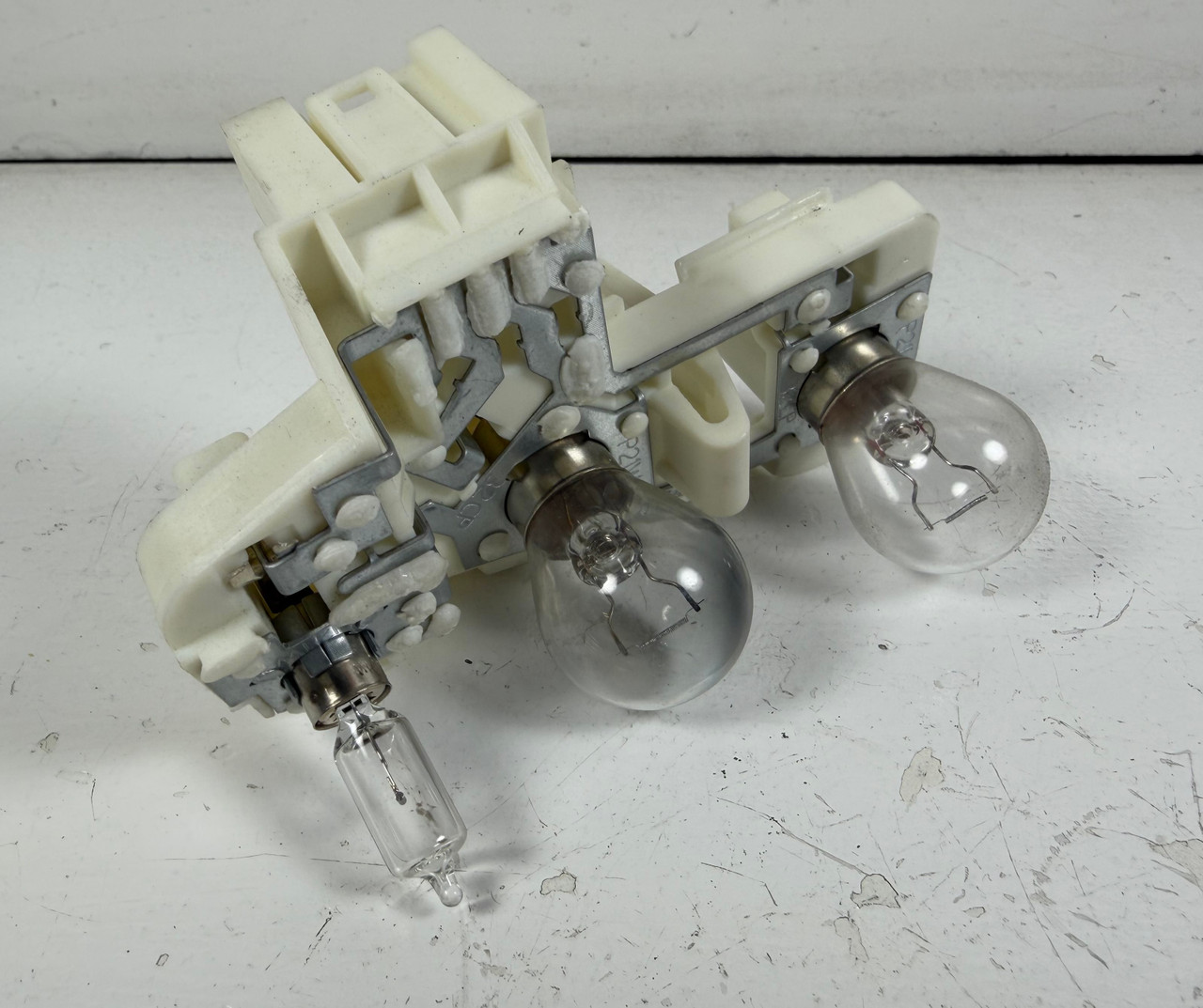 PASSENGER REAR TAIL LIGHT BULB SOCKET 2006-08 BMW E90 335i 330i 328i