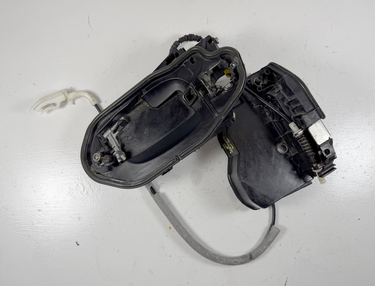 DRIVER FRONT DOOR LOCK LATCH HANDLE CARRIER 2008-10 BMW E60 550i 535i 528i