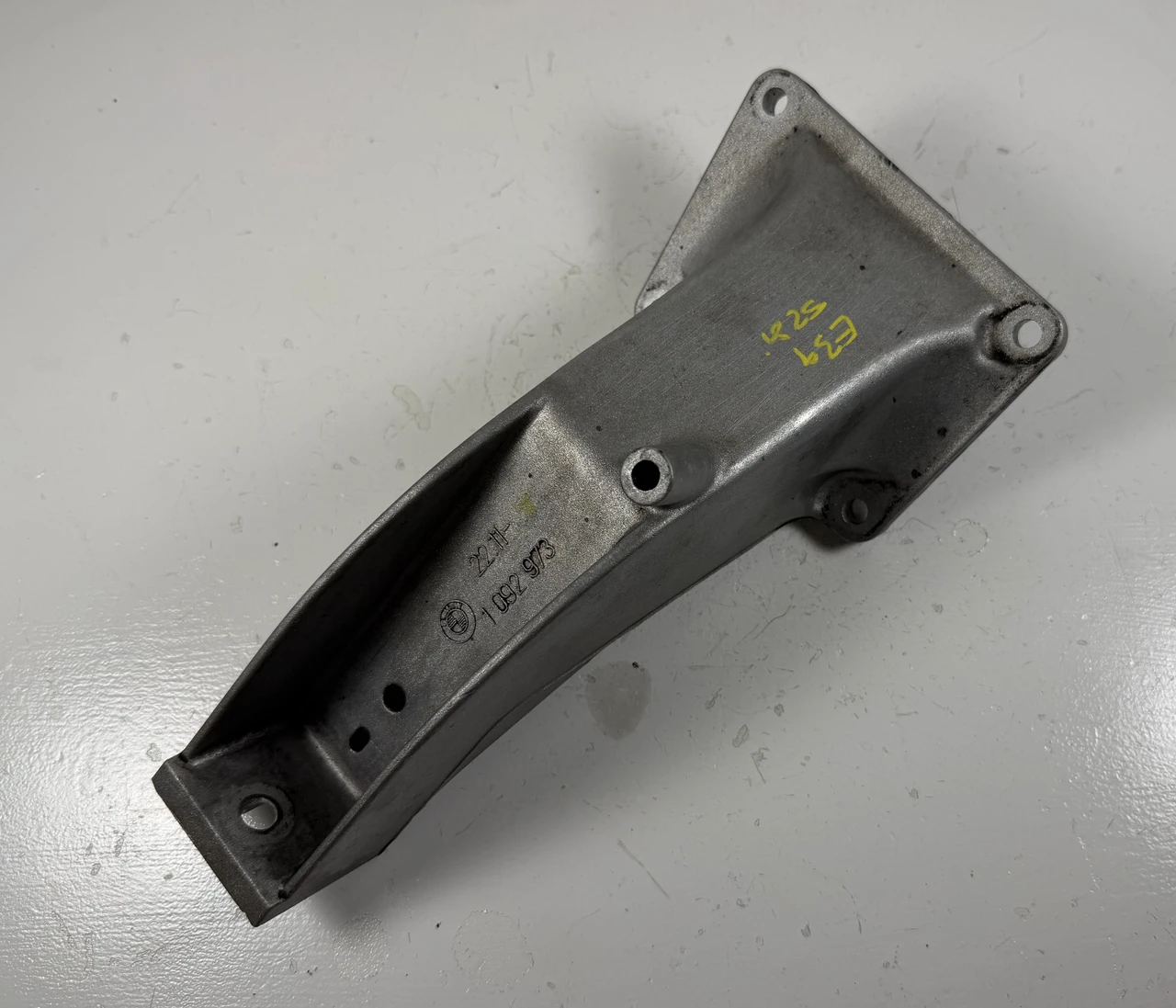 DRIVER MOTOR MOUNT BRACKET BMW E39 530i 528i 525i 1092973