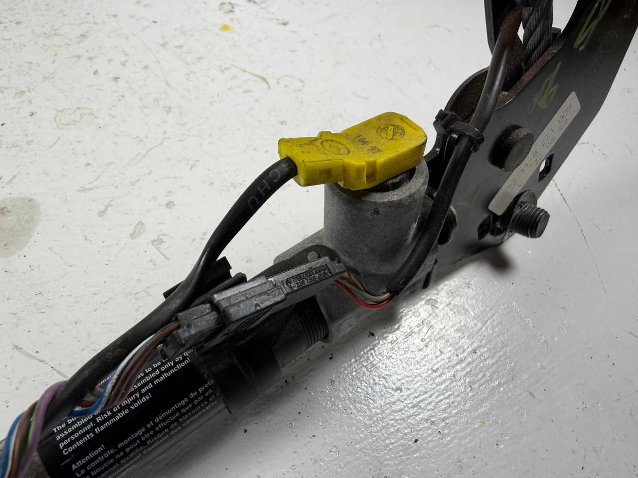 DRIVER FRONT SEAT BELT BUCKLE 1996-98 BMW E39 540i 528i 8221009