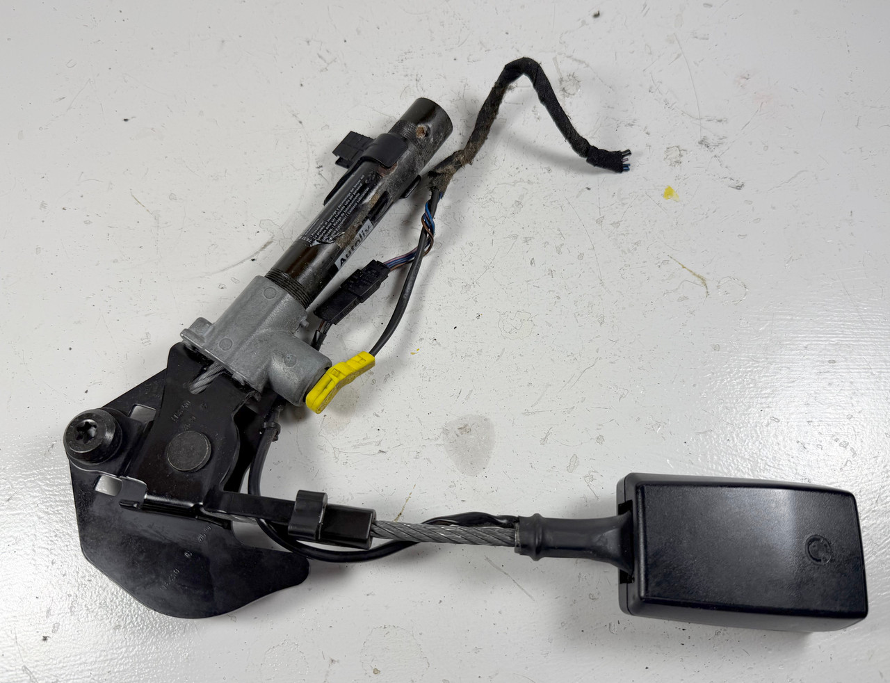 PASSENGER FRONT SEAT BELT BUCKLE 1997-98 BMW E39 540i 528i 8221010