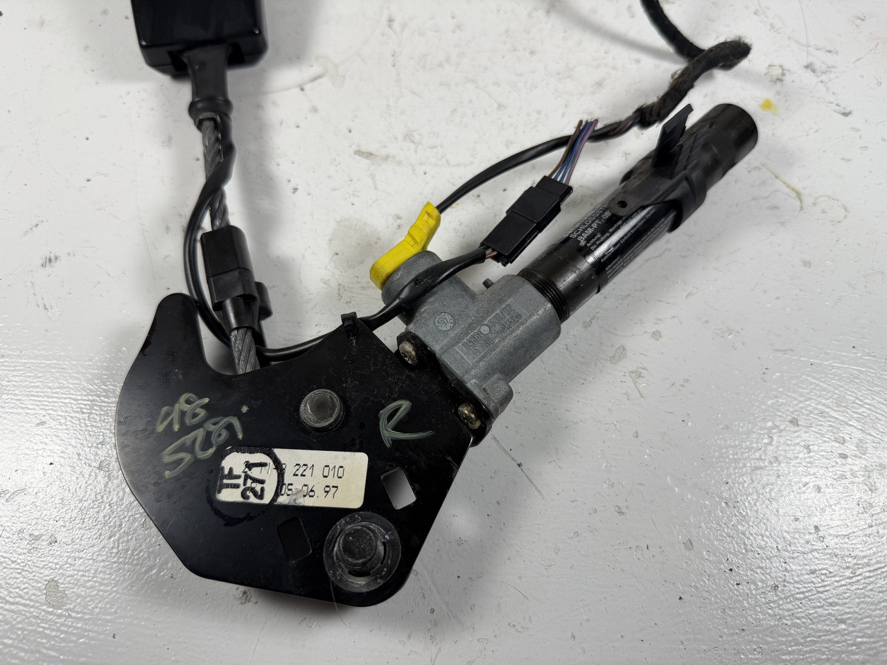 PASSENGER FRONT SEAT BELT BUCKLE 1997-98 BMW E39 540i 528i 8221010