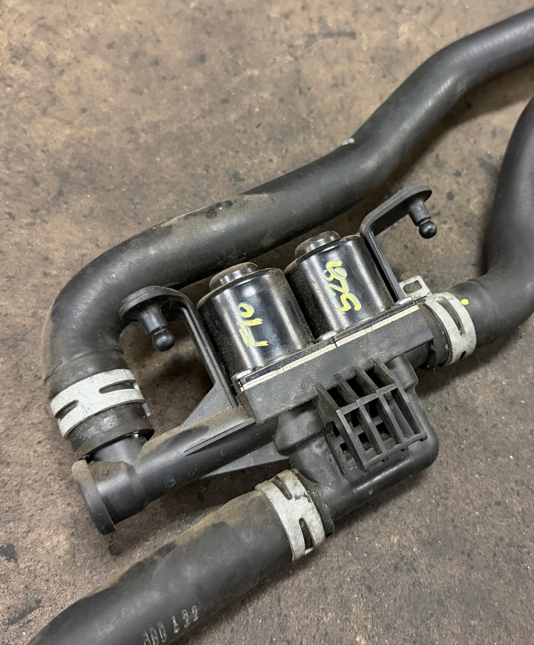 COOLANT HEATER CONTROL VALVE w/ HOSES BMW F10 528i