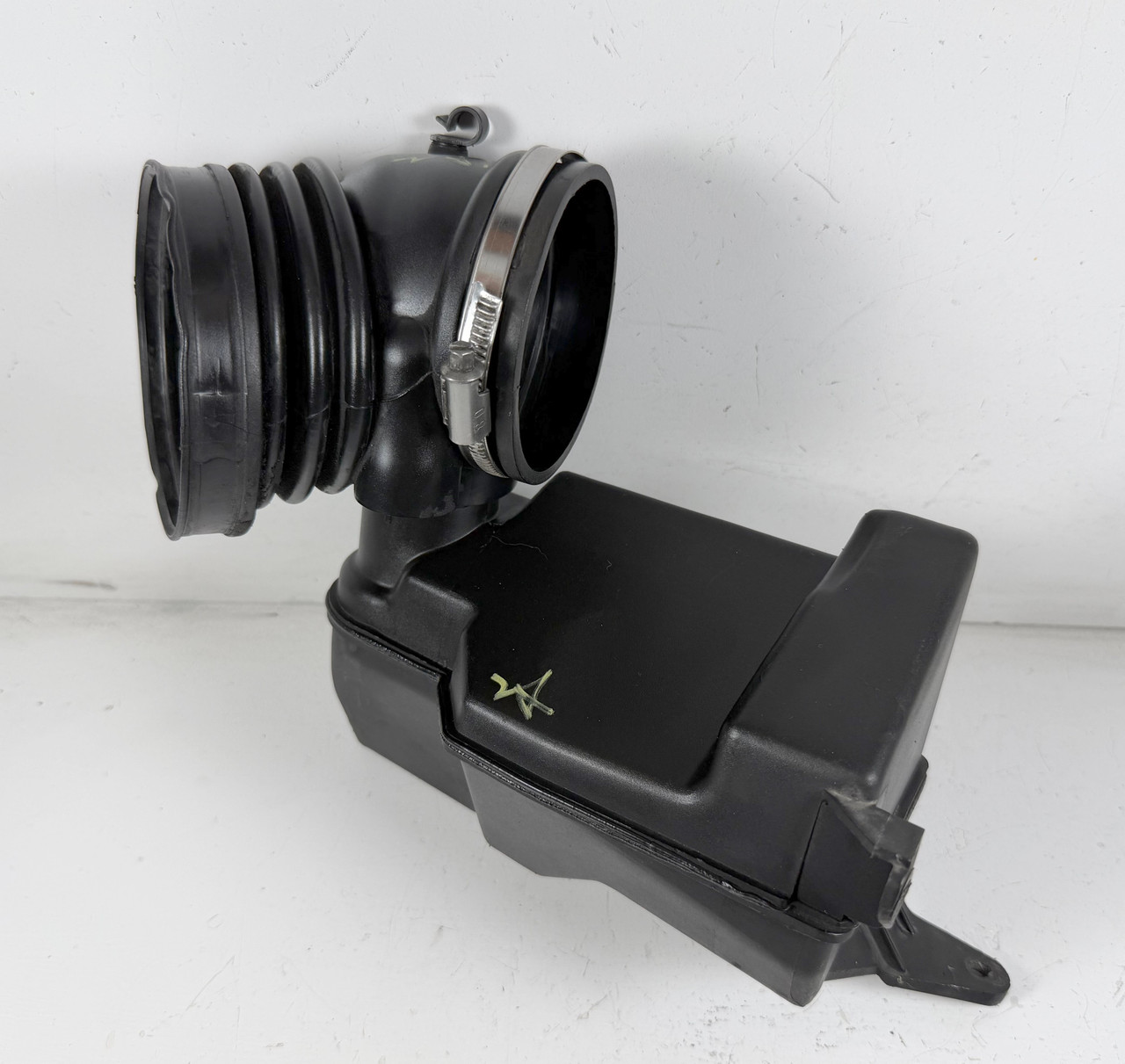 MAF MASS AIR FLOW METER TO THROTTLE BOOT W/ RESONATOR 1997-98 BMW 528i 1740931