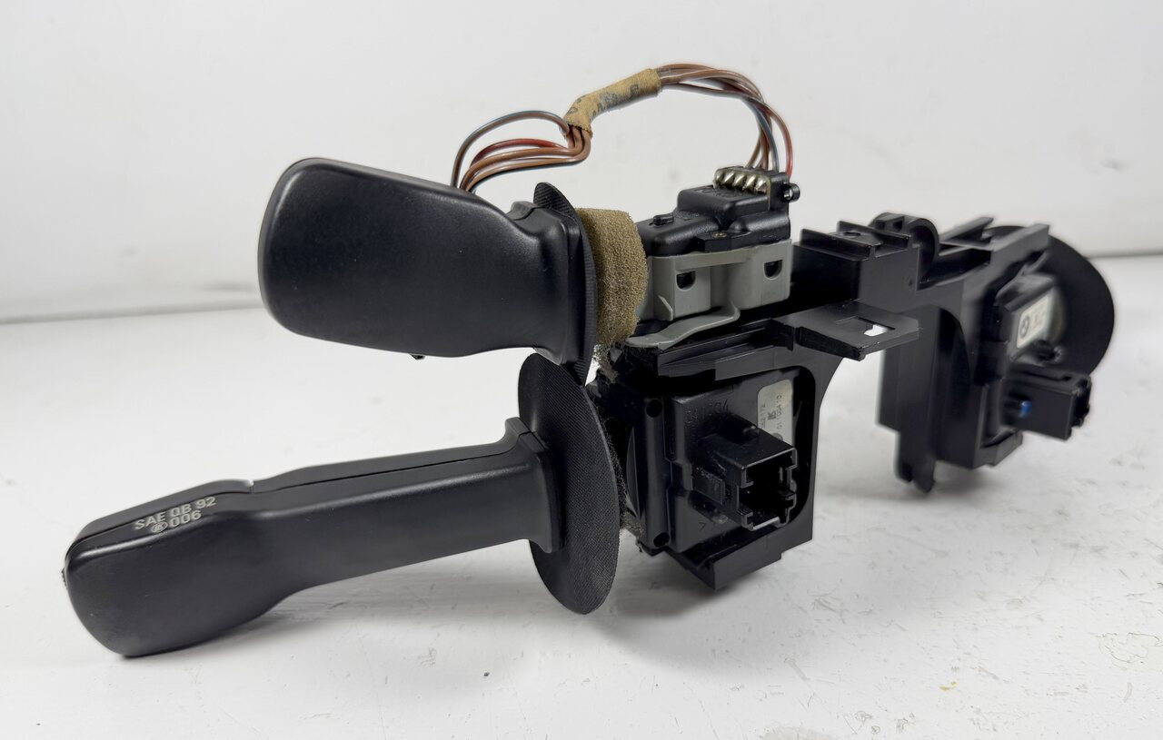 STEERING COLUMN BRACKET W/ HANDLES BMW e39 540i 528i 1162088