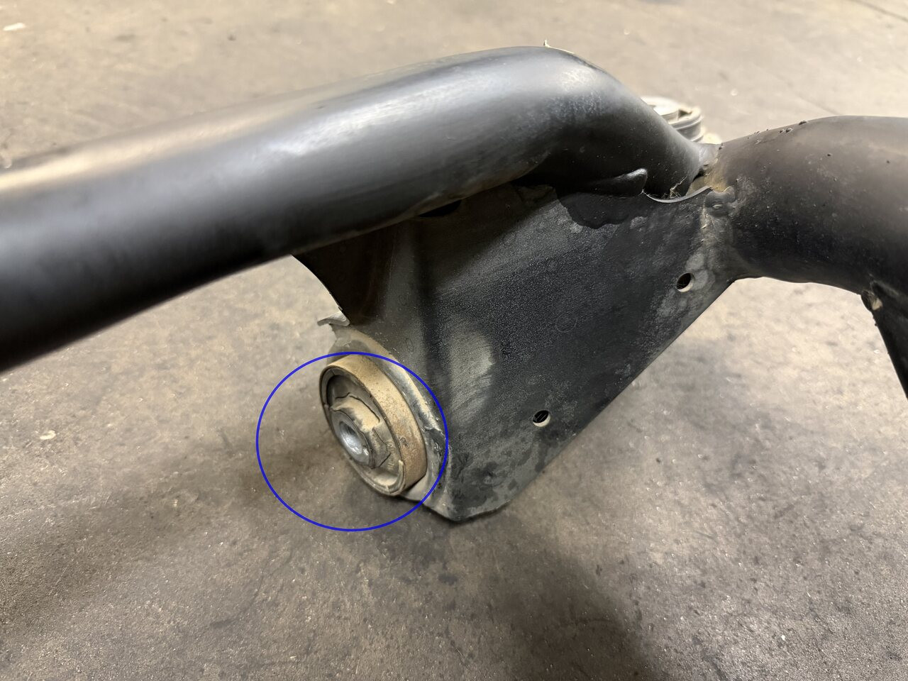 REAR CROSSMEMBER SUBFRAME AXLE CARRIER BMW E46 330 325 323 6757435