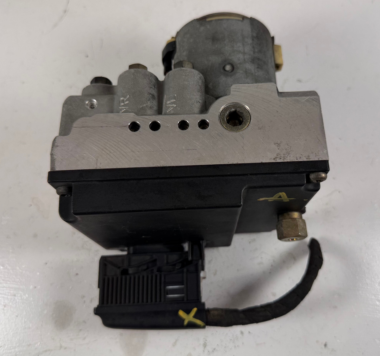 1997-98 BMW E39 540i 528i ABS HYDRAULIC BLOCK 1090810