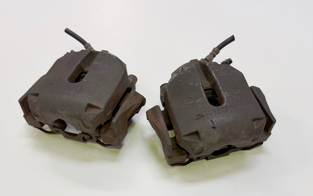 PAIR FRONT BRAKE CALIPERS BMW E39 540i 6773131