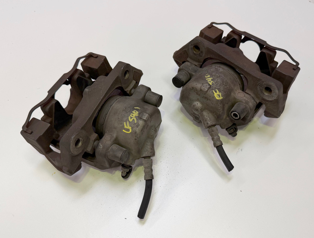 PAIR FRONT BRAKE CALIPERS BMW E39 540i 6773131