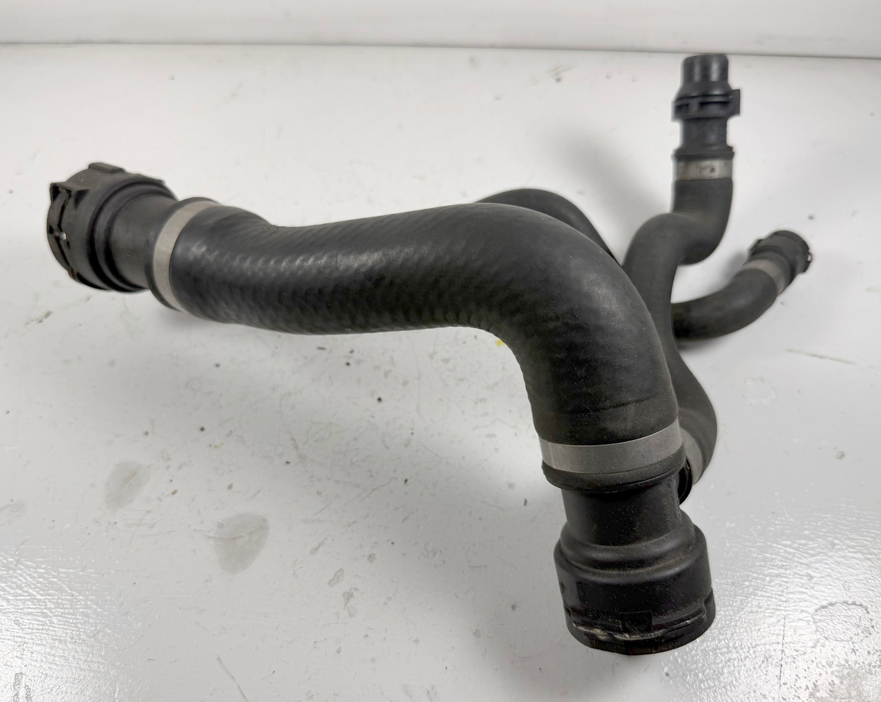 2006-11 BMW E60 530i 525i UPPER RADIATOR SUPPLY HOSE 7546064