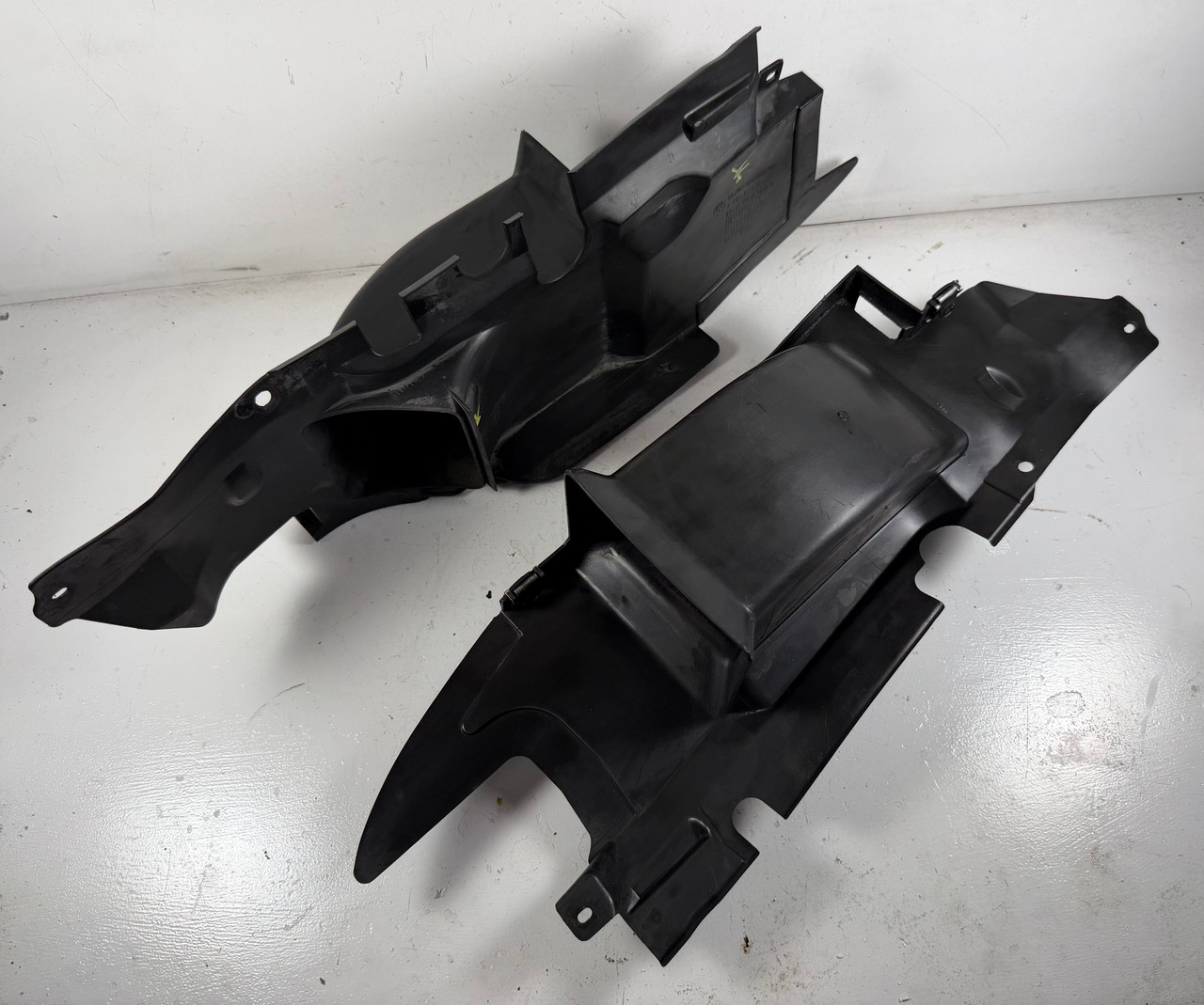 PAIR FRONT BRAKE AIR INLET DUCTS BMW E39 540i 530i 525i 8264399