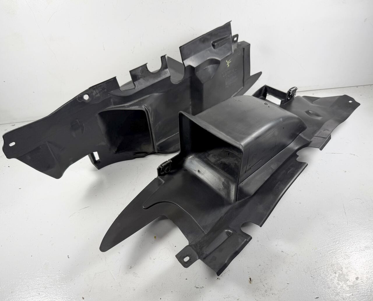 PAIR FRONT BRAKE AIR INLET DUCTS BMW E39 540i 530i 525i 8264399