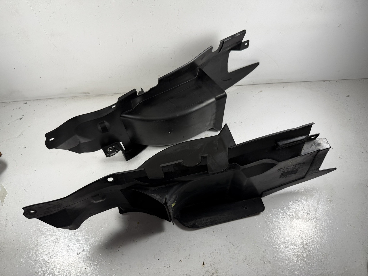 PAIR FRONT BRAKE AIR INLET DUCTS BMW E39 540i 530i 525i 8264399