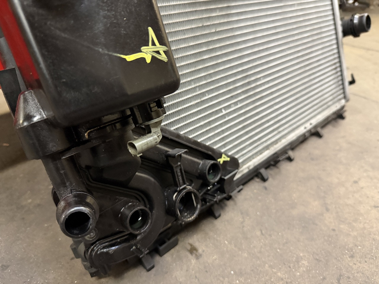 RADIATOR COOLANT RESERVOIR TANK BMW E46 330 325 323