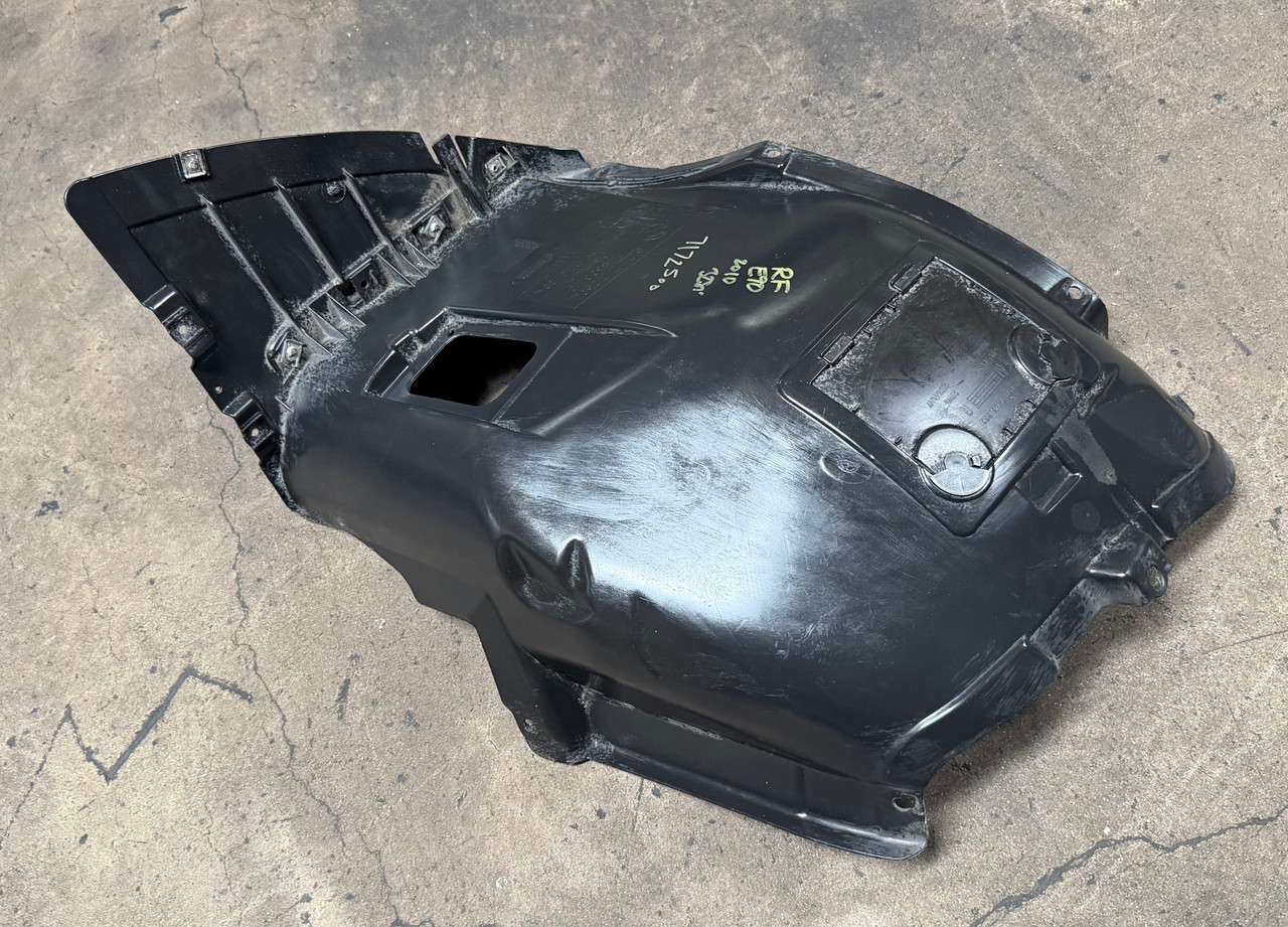 BMW E90 335i 328i PASSENGER FRONT WHEEL LINER SPLASH GUARD 7172500
