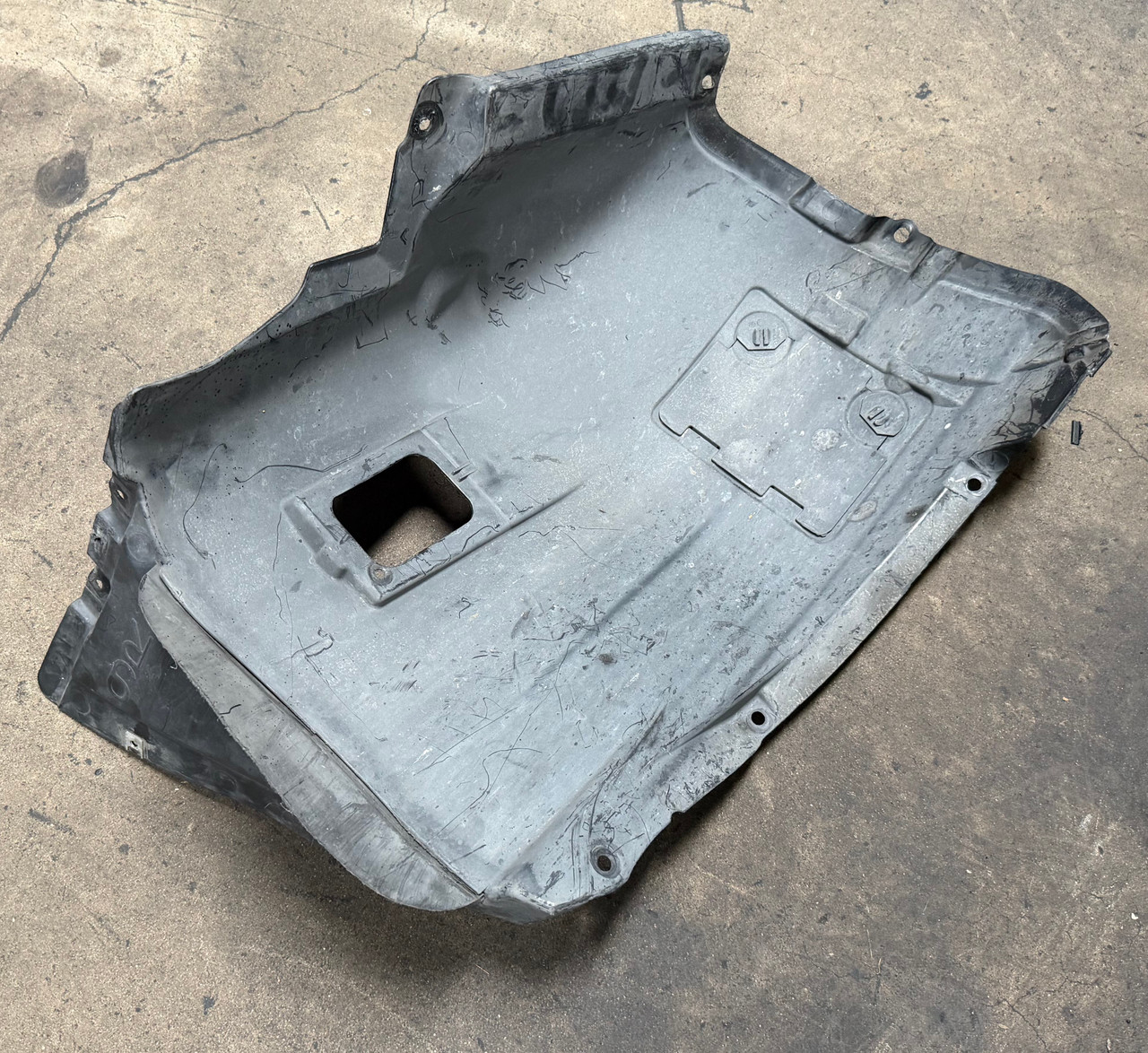 BMW E90 335i 328i PASSENGER FRONT WHEEL LINER SPLASH GUARD 7172500