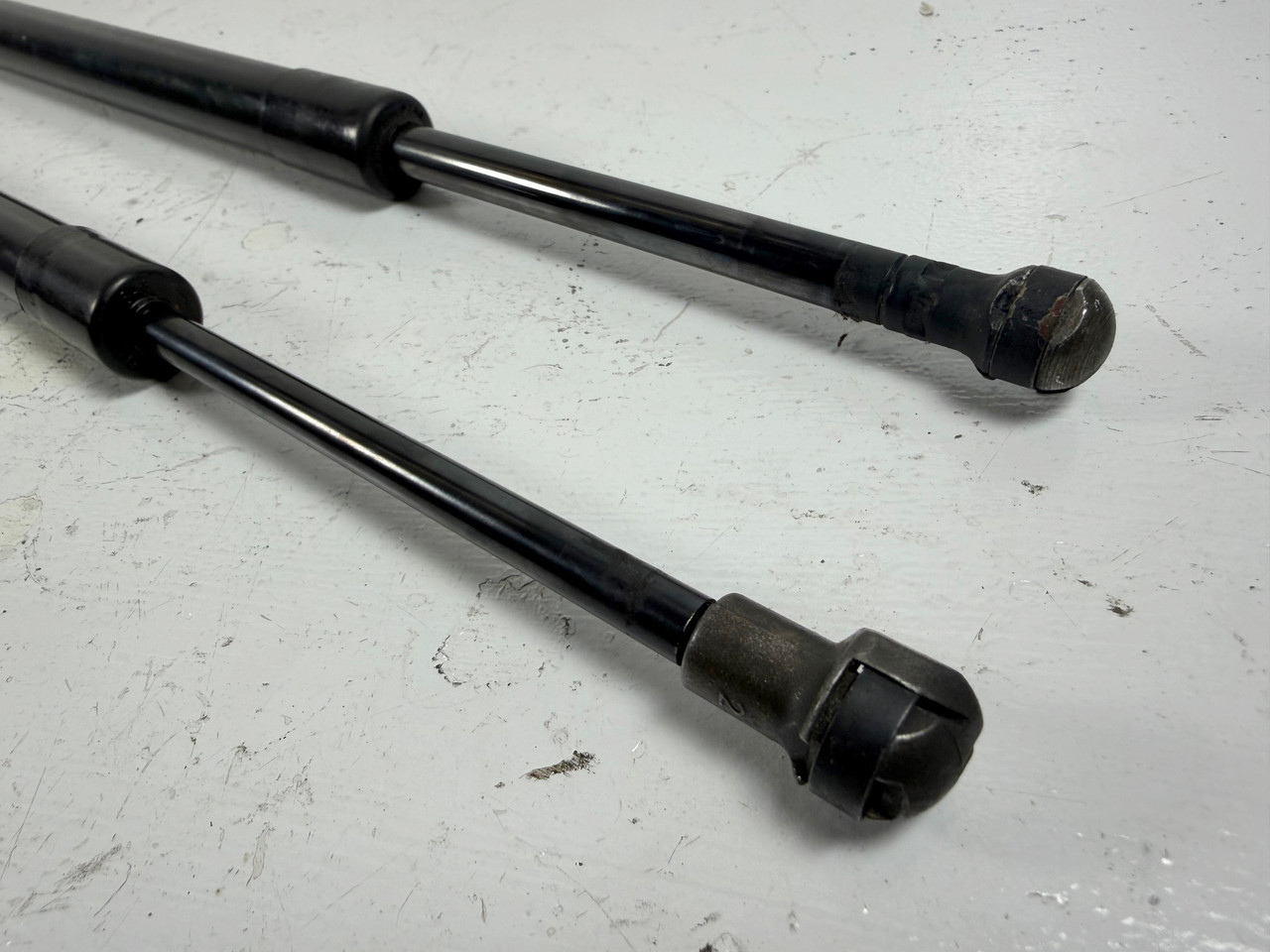 TRUNK LIFT SUPPORT SHOCKS BMW E39 M5 540i 530i 528i 525i