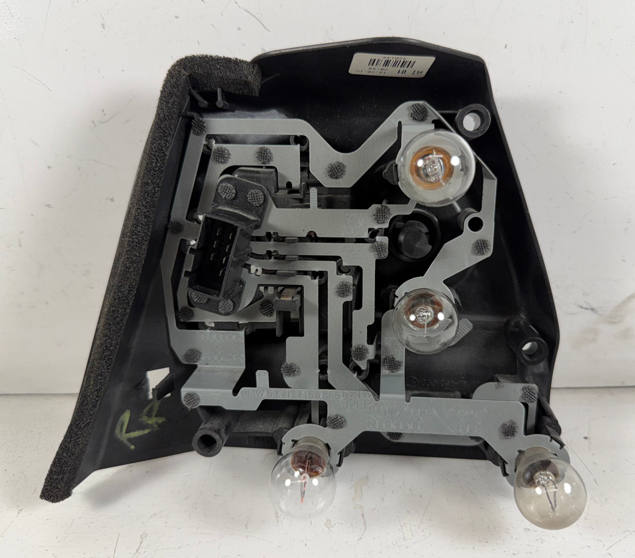 2002-05 BMW E46 330i 325i Passenger Tail Light Bulb Socket Carrier 6907936
