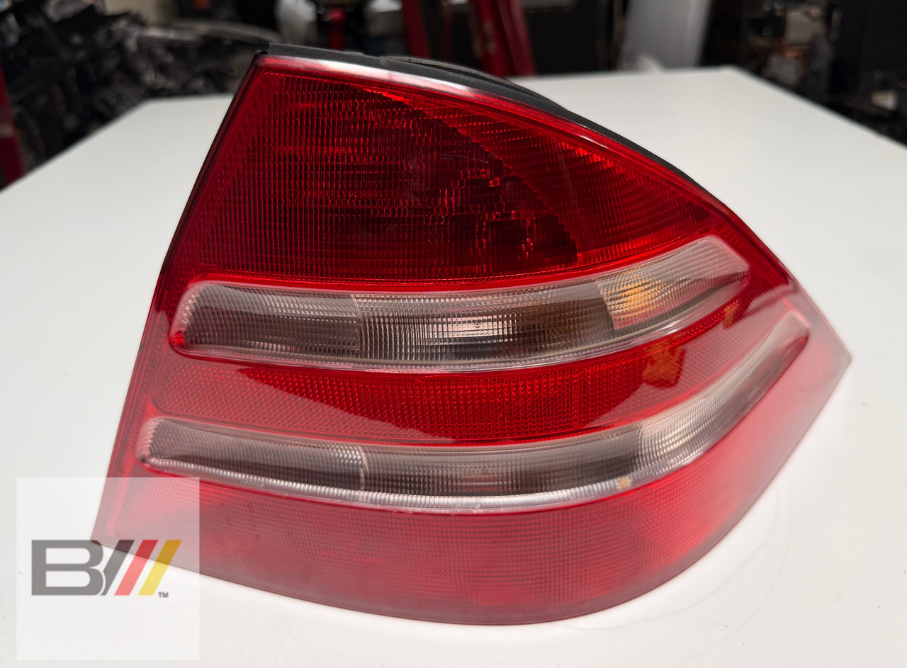 MERCEDES BENZ OEM PASSENGER TAIL LIGHT RIGHT W220 S500 S430  2208200264