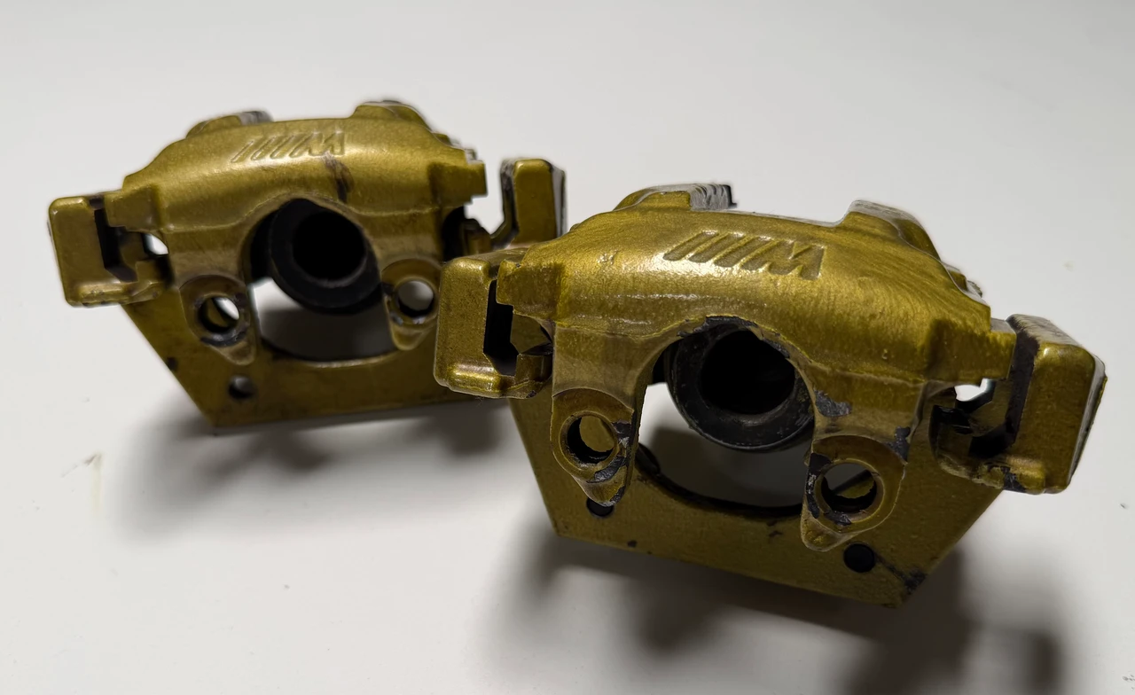 2000-03 BMW E39 M5 PAIR REAR BRAKE CALIPERS CARRIER 2229703