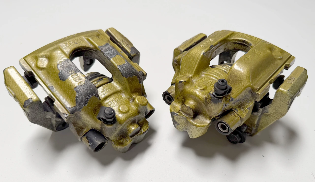 2000-03 BMW E39 M5 PAIR REAR BRAKE CALIPERS CARRIER 2229703