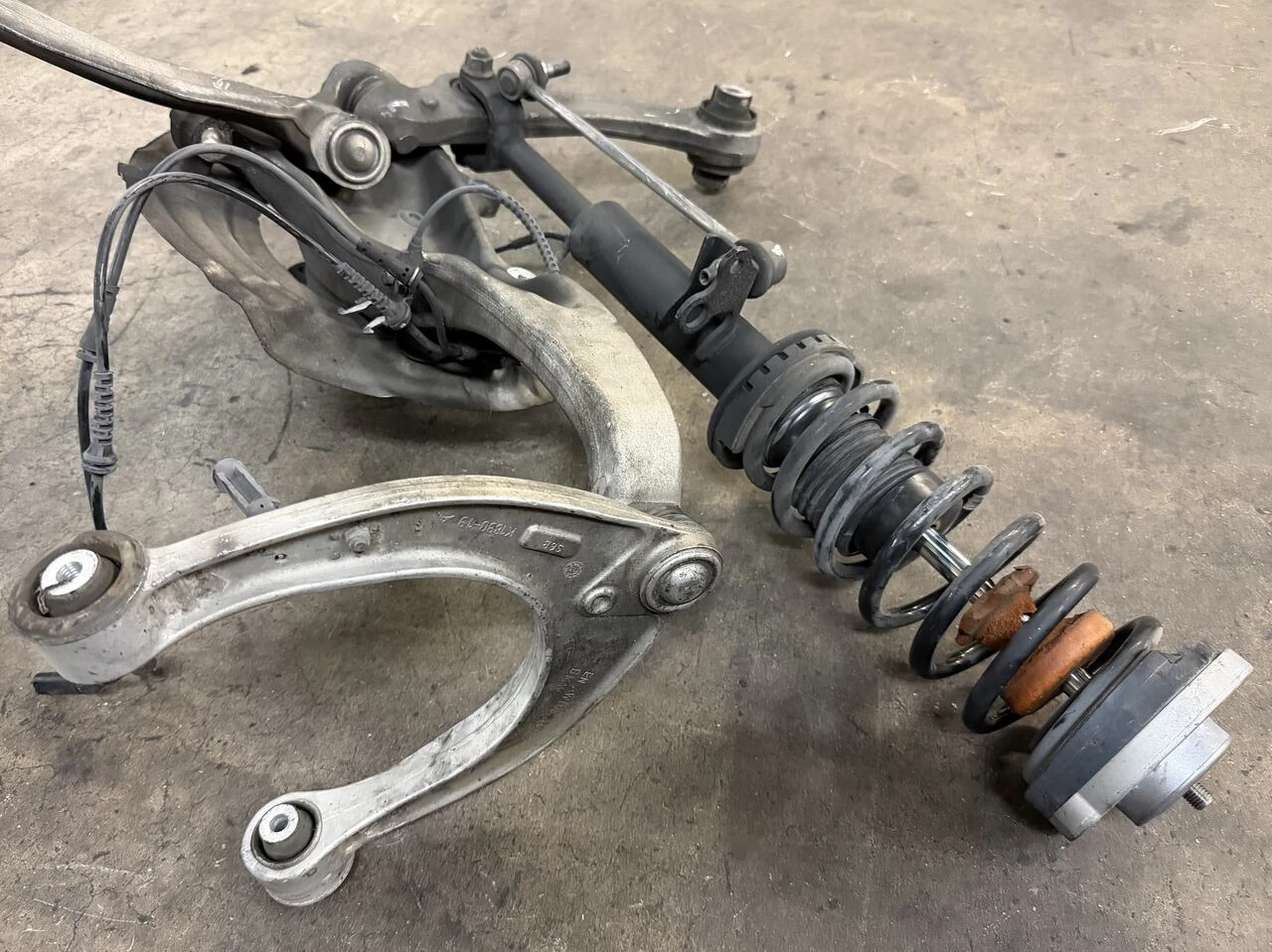 BMW F10 550i 535i 528i DRIVER FRONT SHOCK KNUCKLE WHEEL CARRIER