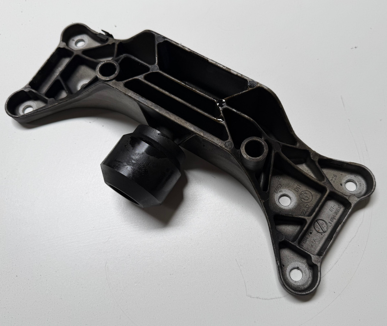 BMW E39 540i AUTO TRANSMISSION SUPPORT CROSS MEMBER BRACKET 1094766