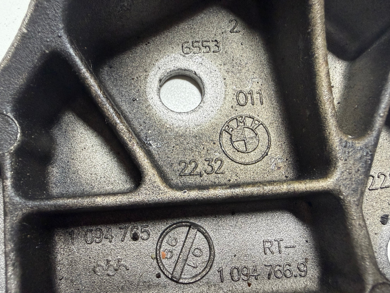 BMW E39 540i AUTO TRANSMISSION SUPPORT CROSS MEMBER BRACKET 1094766