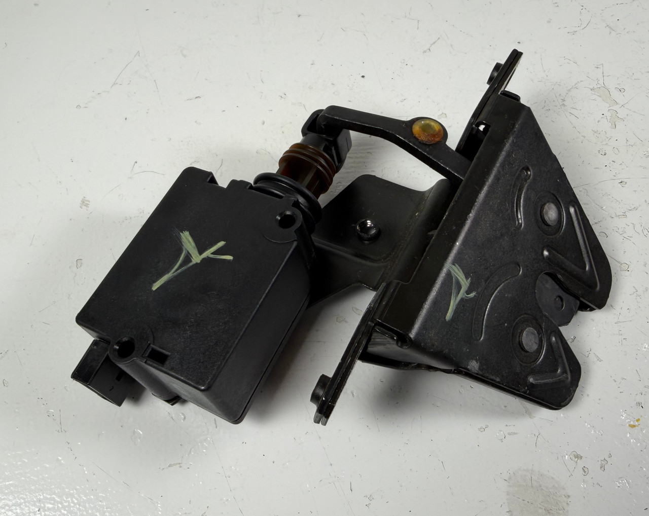 BMW E39 M5 540i 530i 528i TRUNK LOCK LATCH ACTUATOR 8236897