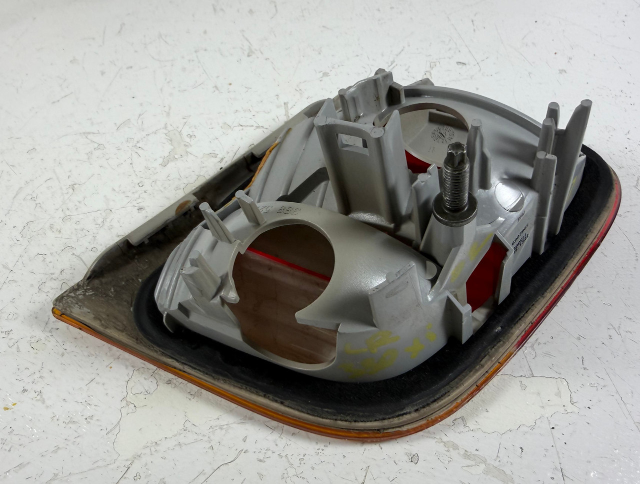 2002-05 BMW E46 330i 325i DRIVER INNER TRUNK TAIL LIGHT 6907945
