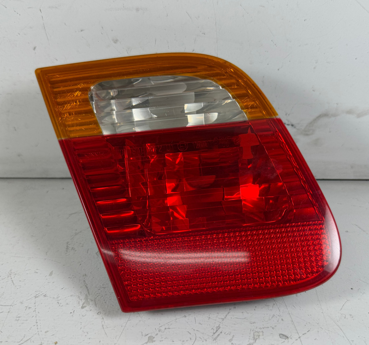2002-05 BMW E46 330i 325i DRIVER INNER TRUNK TAIL LIGHT 6907945