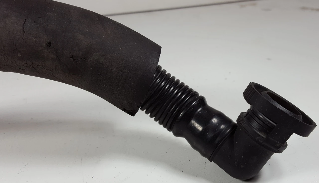 1999-03 BMW E39 540i SMOG PUMP HOSE 1438263