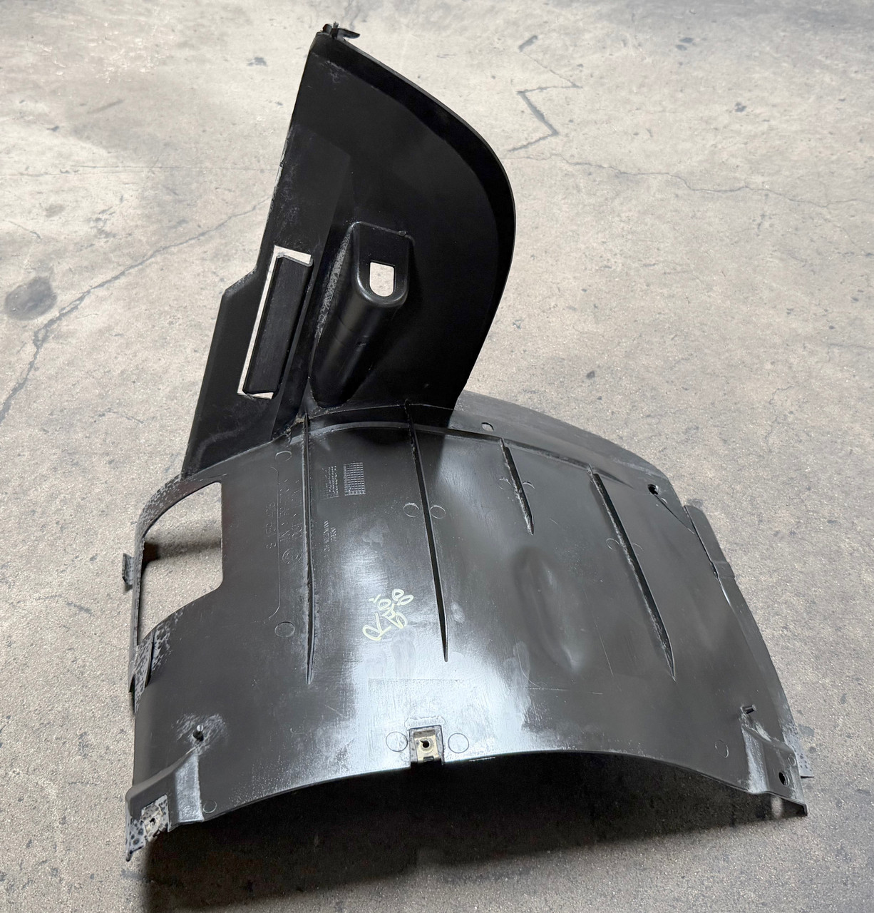 BMW E39 540i 528i PASSENGER LOWER SPLASH GUARD 8159426