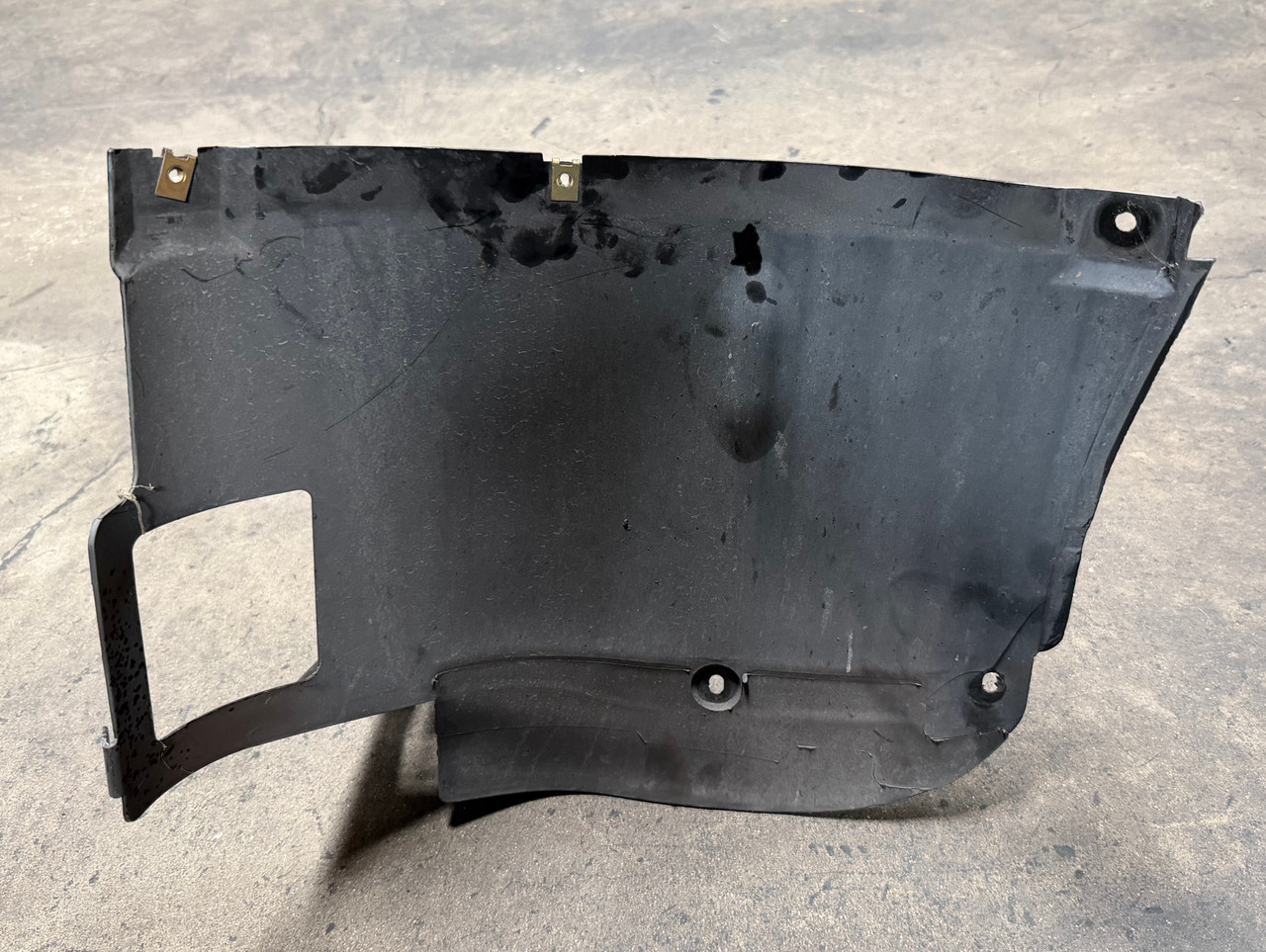 BMW E39 540i 528i PASSENGER LOWER SPLASH GUARD 8159426