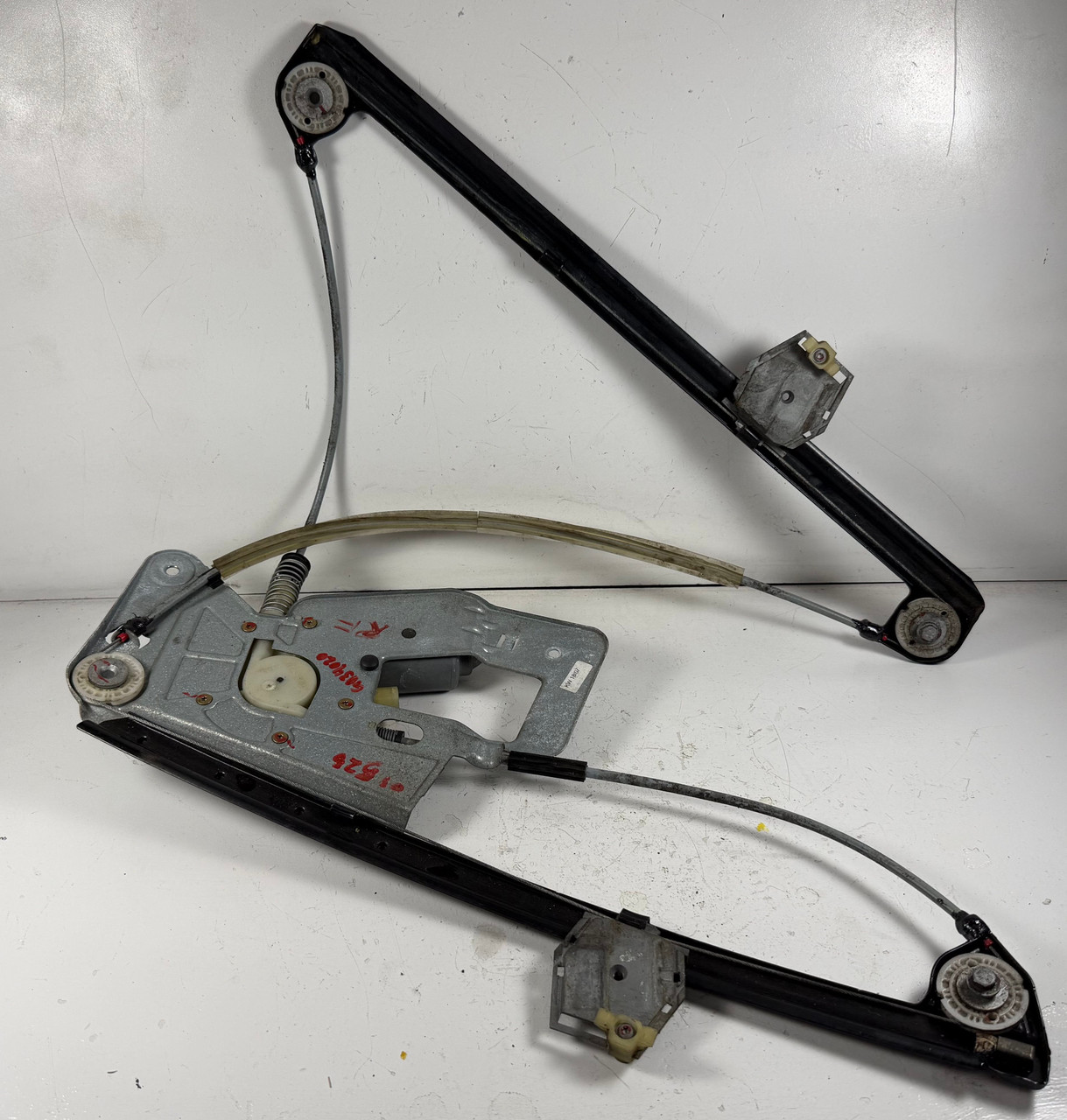 PASSENGER FRONT WINDOW REGULATOR BMW E39 540i 528i 8252392