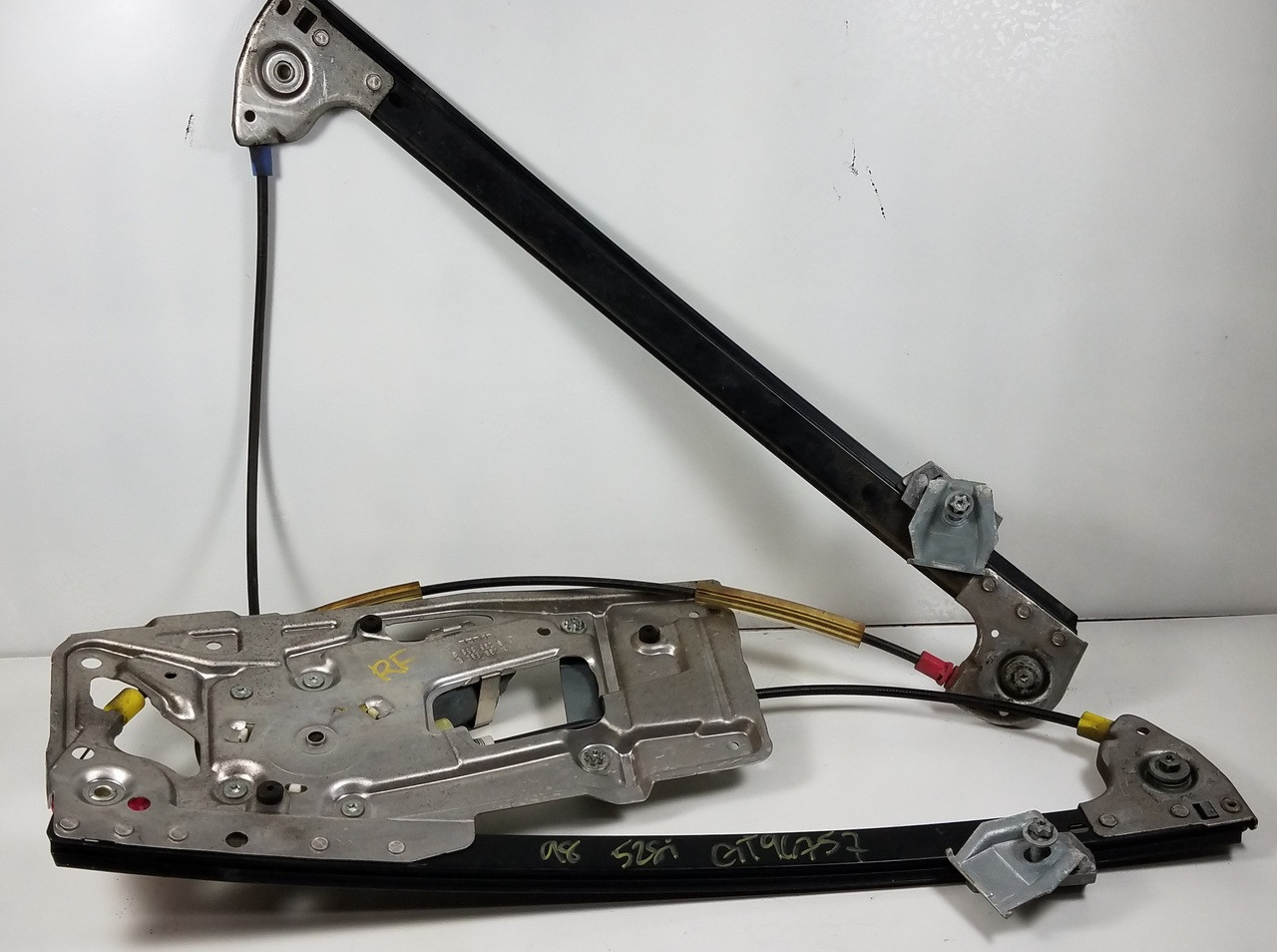 1996-99 BMW E39 540i 528i PASSENGER FRONT WINDOW REGULATOR 8236860