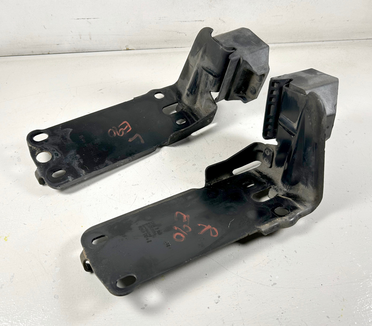 2006-11 BMW e90 e92 335i 328i RADIATOR SUPPORT MOUNT BRACKETS 7117811