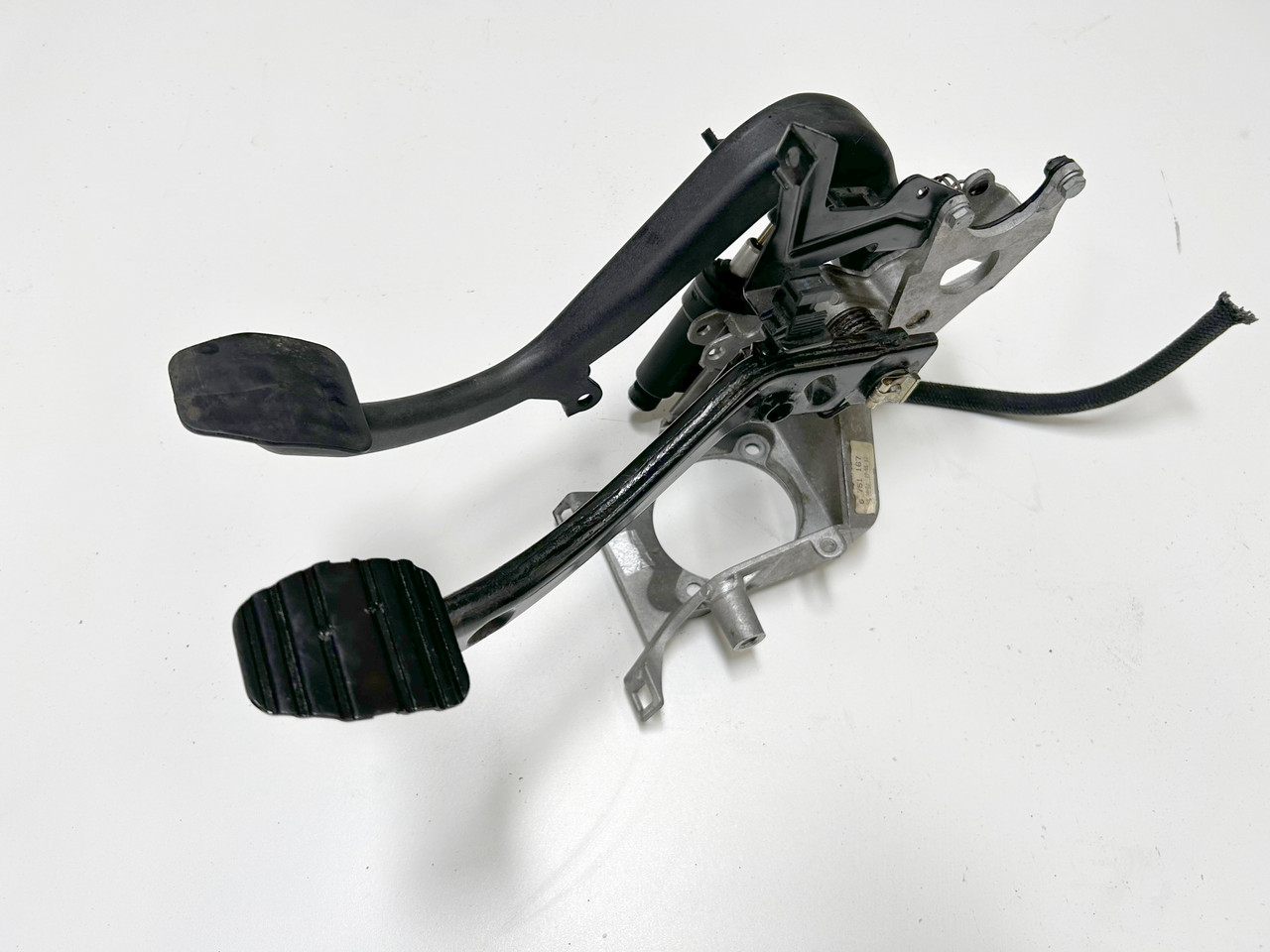 BMW E39 540i MANUAL TRANSMISSION CLUTCH BRAKE PEDAL ASSEMBLY