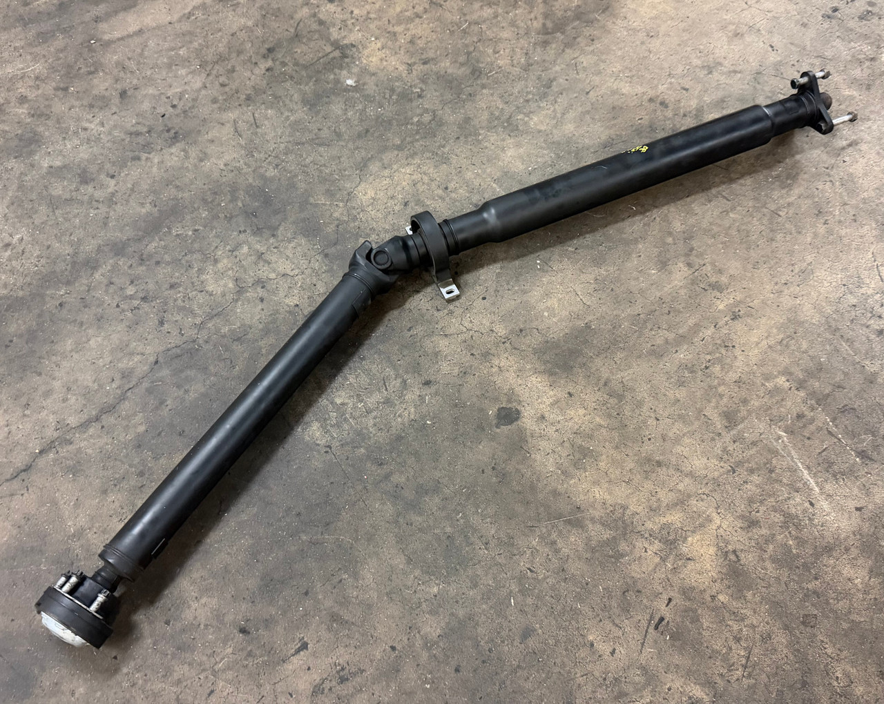 AUTOMATIC TRANSMISSION DRIVESHAFT DRIVELINE BMW e60 550i 7576478