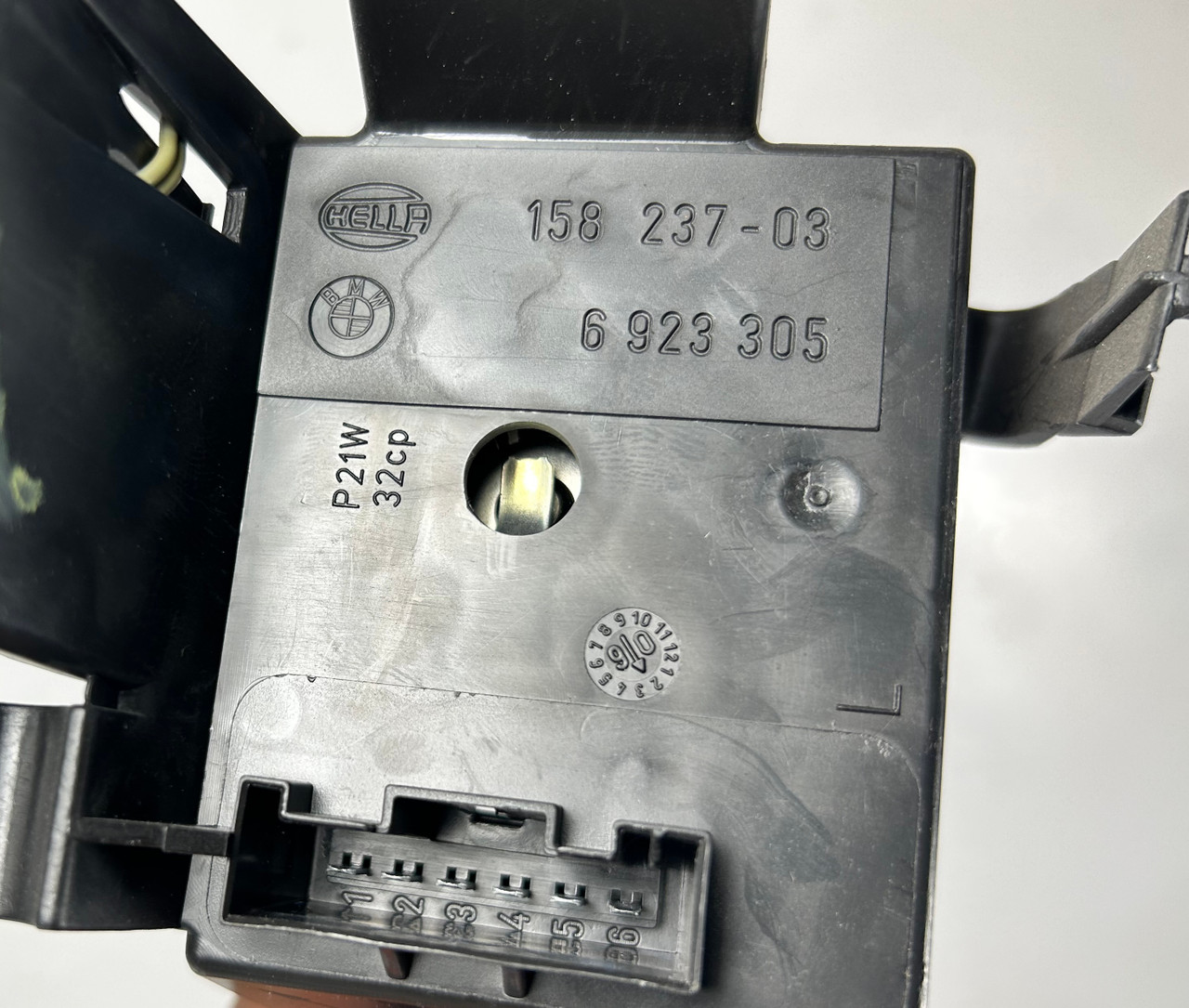 BMW E60 550i 545i 530i 525i DRIVER BRAKE TAIL LIGHT LAMP BULB CARRIER 6923305