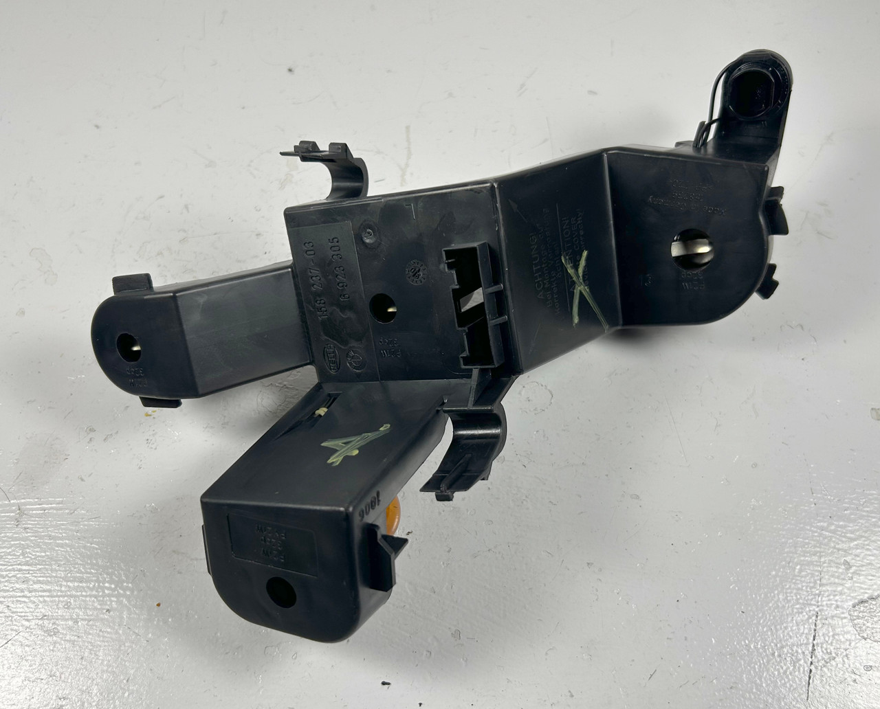 BMW E60 550i 545i 530i 525i DRIVER BRAKE TAIL LIGHT LAMP BULB CARRIER 6923305