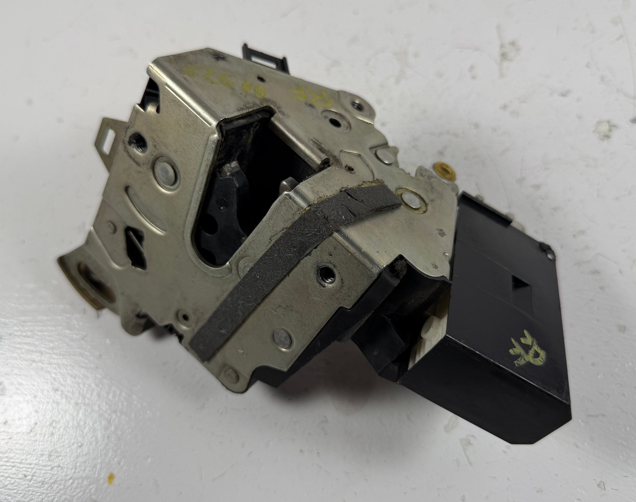 Passenger Front Door Lock Latch 1999-03 BMW E39 M5 540i 530i 528i 525i 8235102